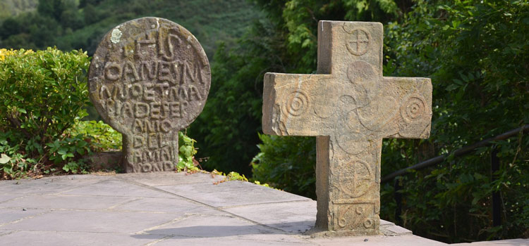 Croix basques au cimetière d'Ainhoa